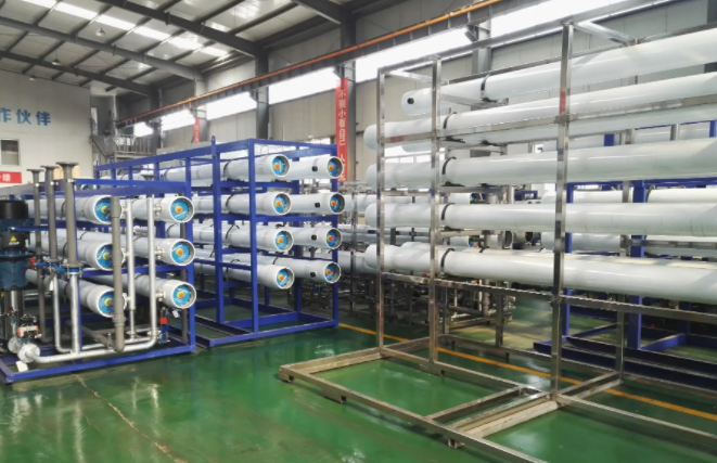 工業(yè)<a href=http://www.weifenxiao88.com/fstcjssb/ target=_blank class=infotextkey>反滲透凈水設備</a>展示