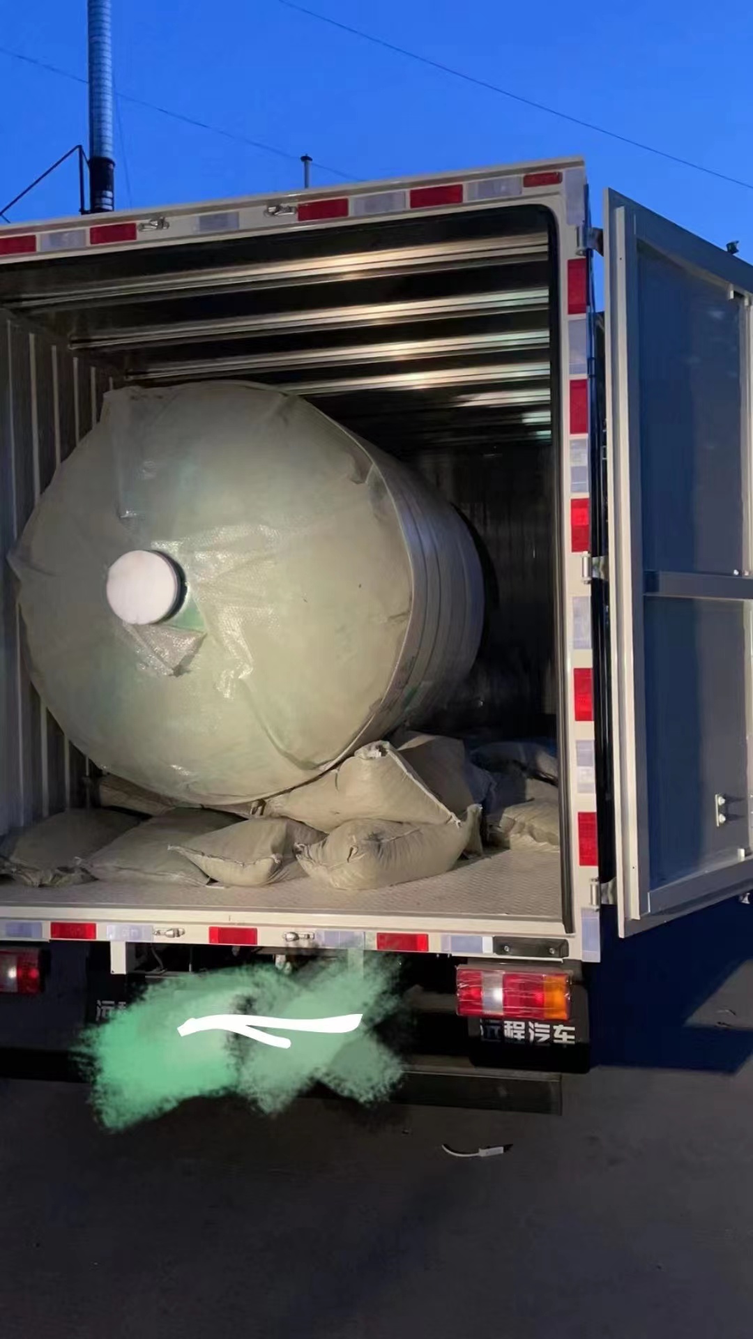 大型軟水水處理設(shè)備裝車發(fā)貨